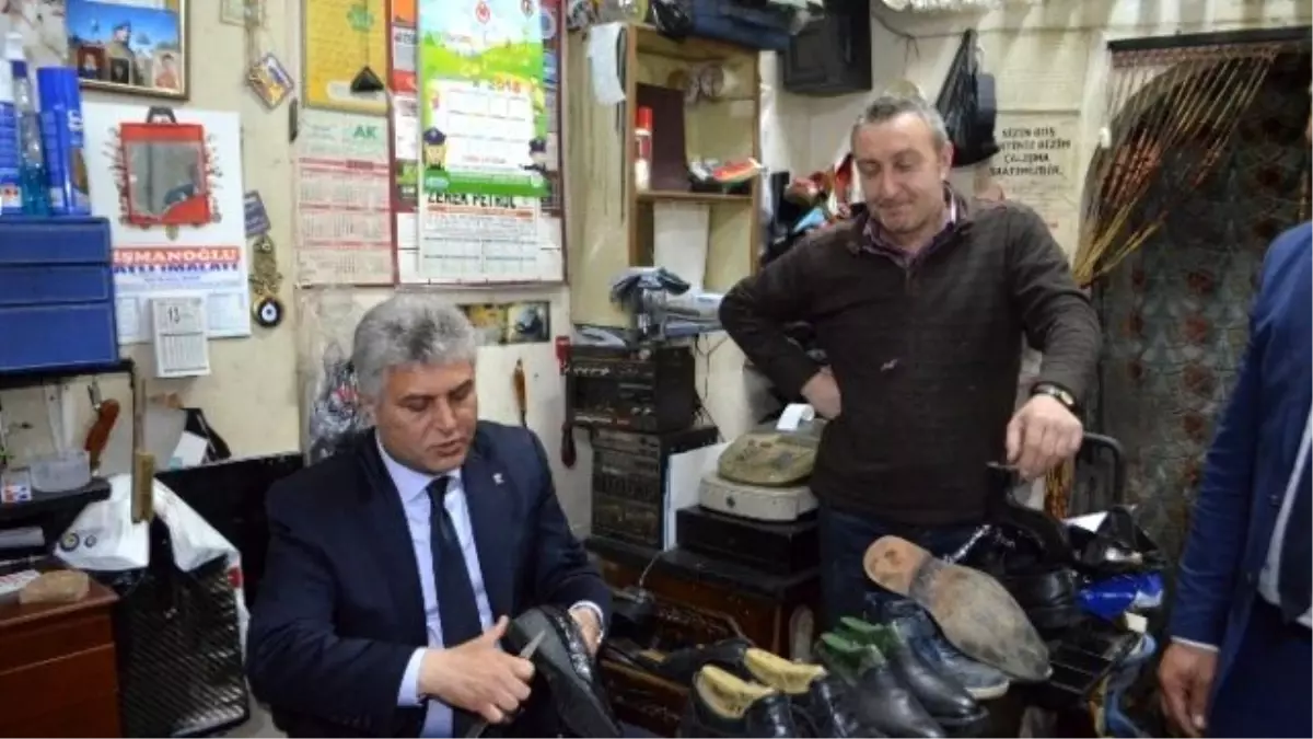 AK Parti Trabzon Milletvekili Adayı Günnar, Tezgaha Geçerek Ayakkabı Tamir Etti