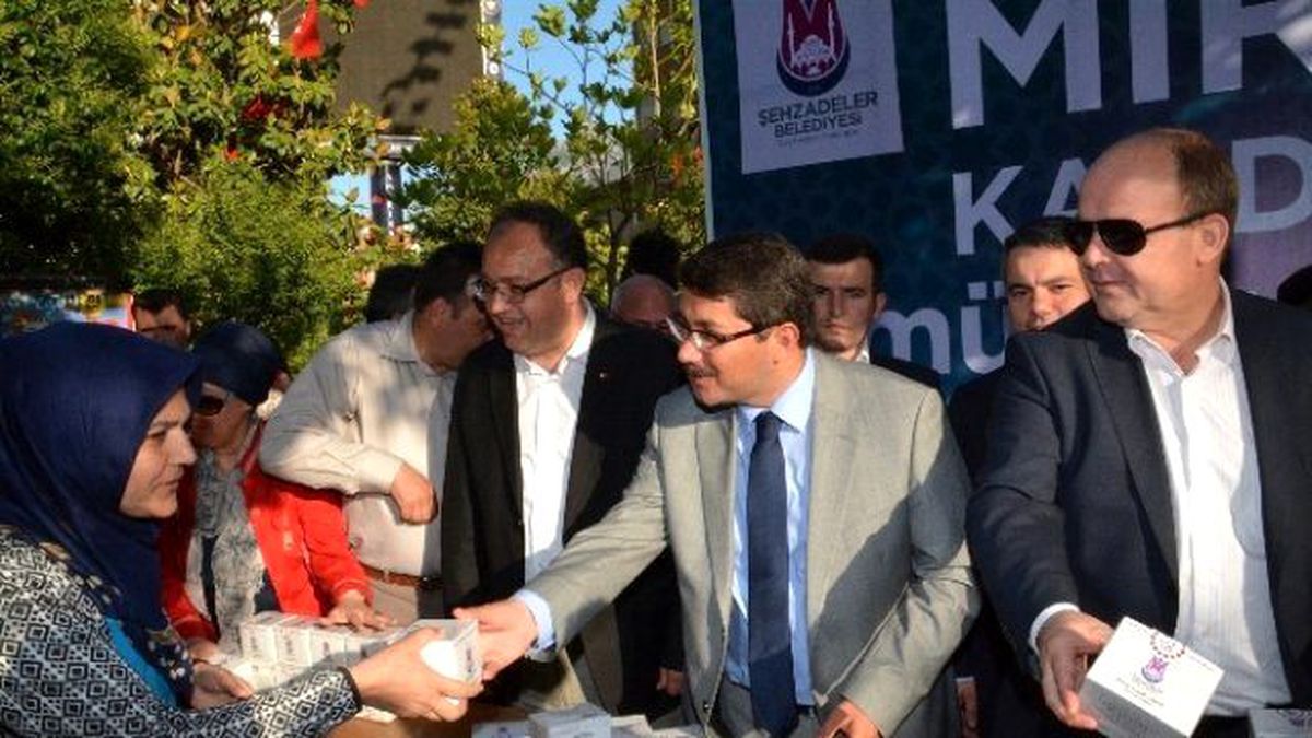 Başkan Çelik Kandil Simidi Dağıttı