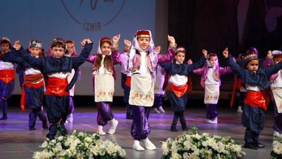 Bayraklı\'da Halk Oyunları Şöleni Başlıyor
