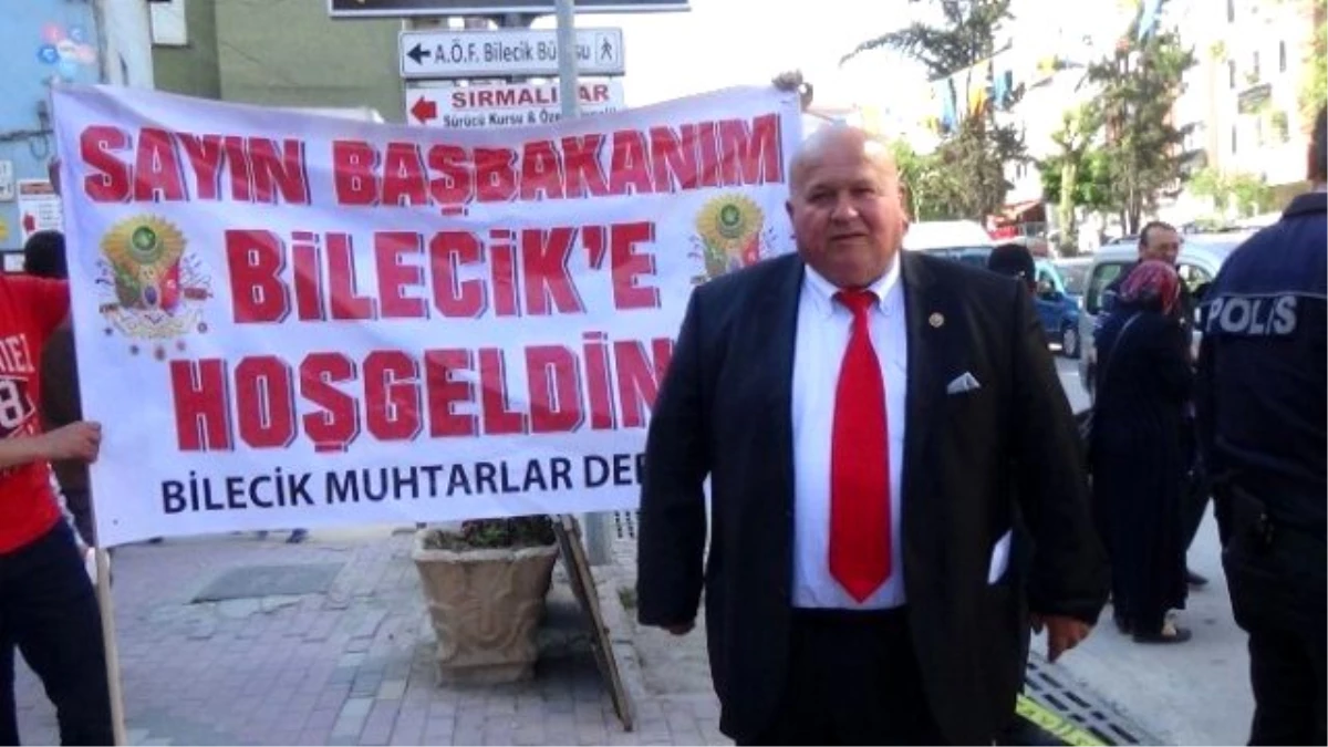 Bilecikli Muhtarlardan Başbakan Davutoğlu\'na Meşhur Pazarcık Helvası İkramı