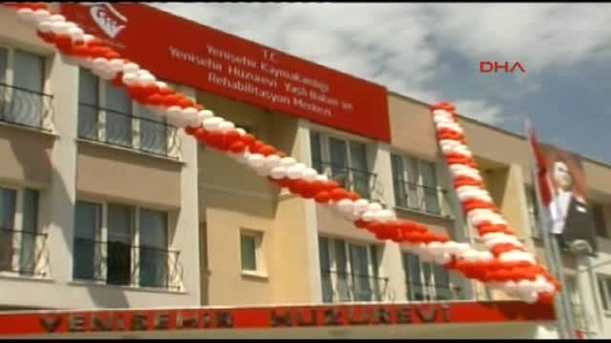 Bursa Bakan Müezzinoğlu\' Huzurevi Açtı Yaşlıların Elini Öptü