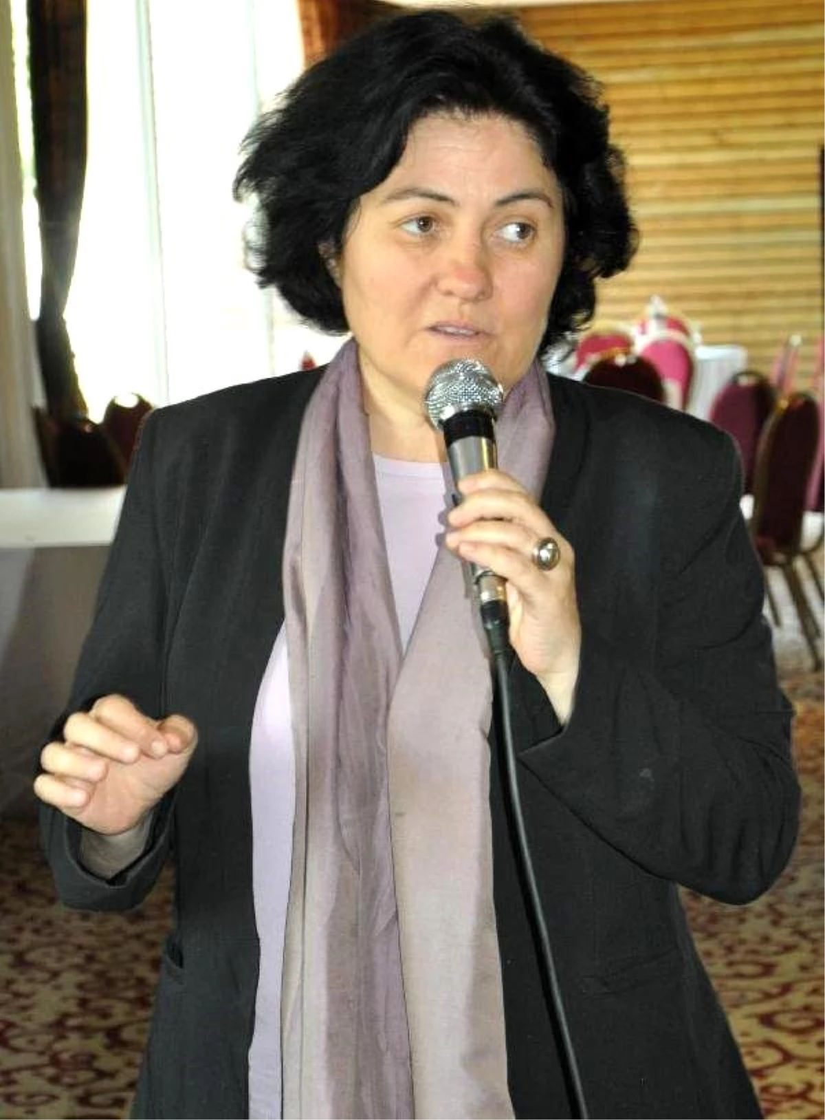 CHP Kadın Kolları Genel Başkanı Dokuzcan, İzmit\'te Pişmaniye Dağıttı