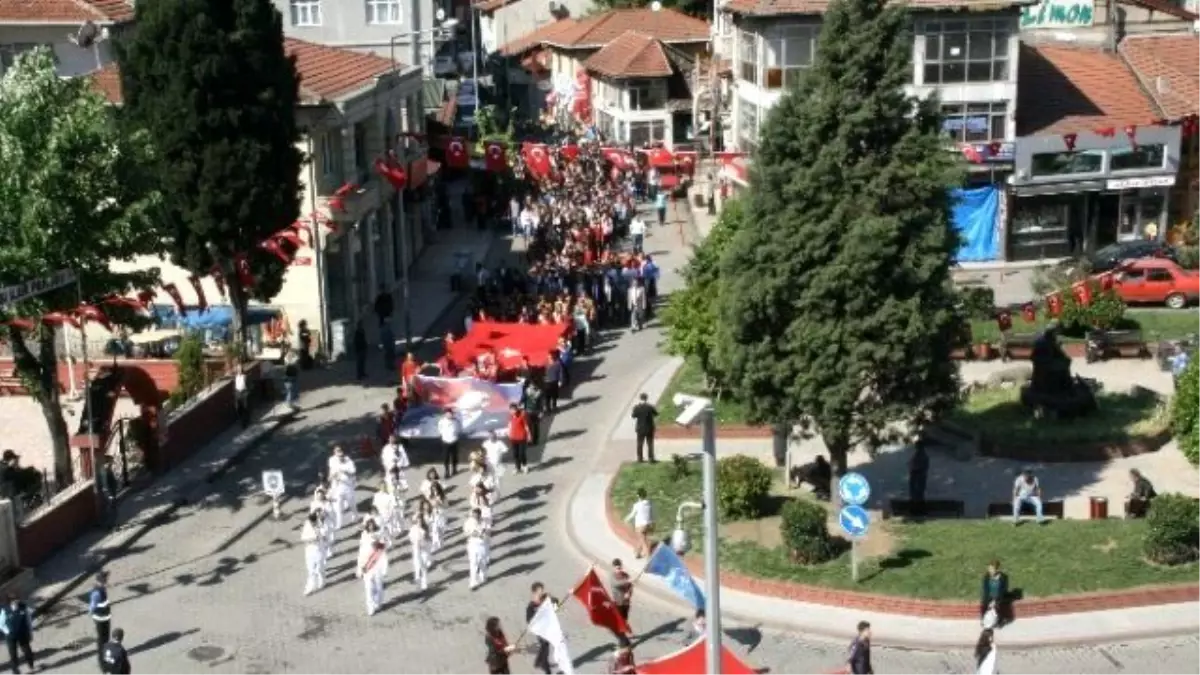 Devrek\'te Düzenlenen Gençlik Yürüyüşüne Yüzlerce Kişi Katıldı