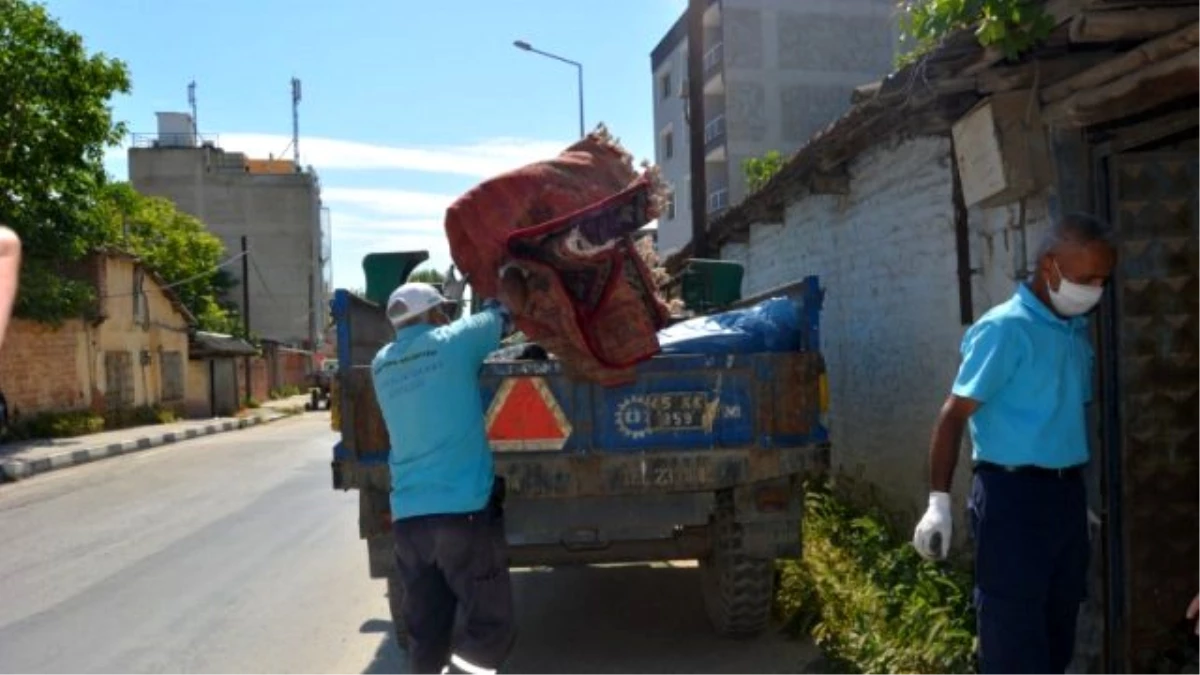 Görme Engelli Kadının Evinden Yedi Traktör Çöp Çıktı
