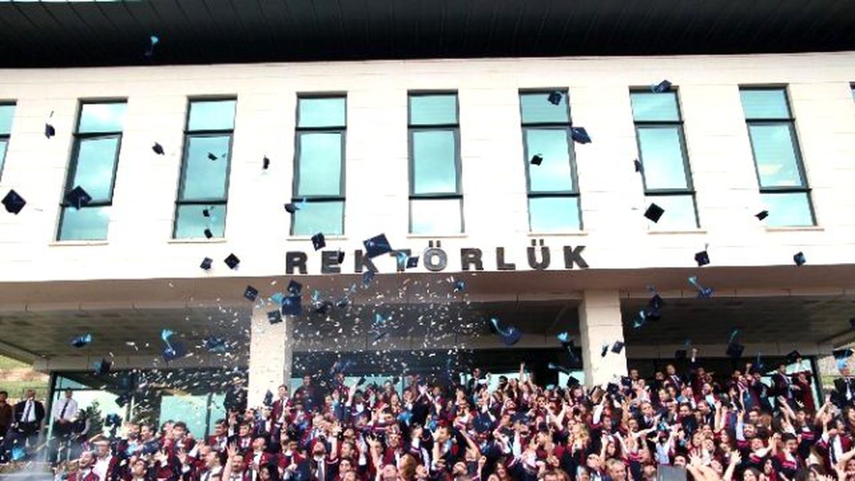 Hasan Kalyoncu Üniversitesinin İlk Mezunları Kep Attı