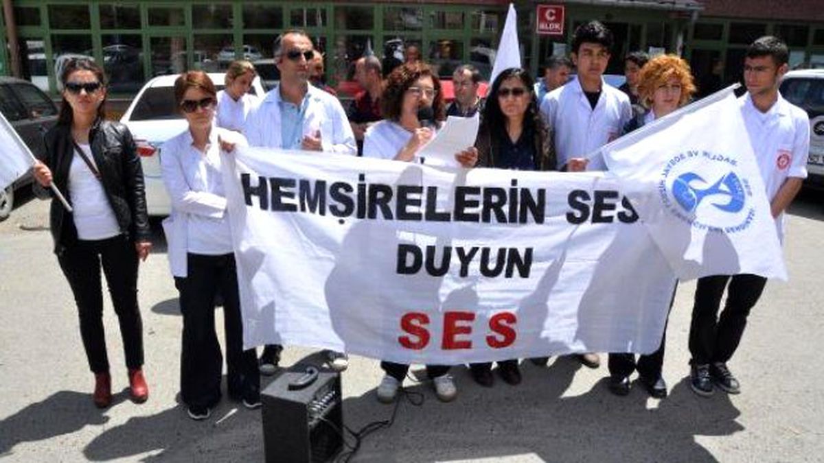 Hemşireler Çalışma Koşullarını Protesto Etti