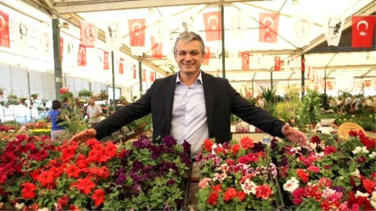 İzmir\'de Çiçek Festivali Başladı