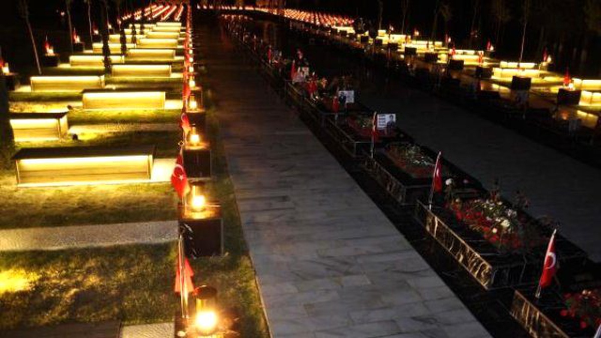 Madenci Şehitliğini Madenci Fenerleri Aydınlatıyor