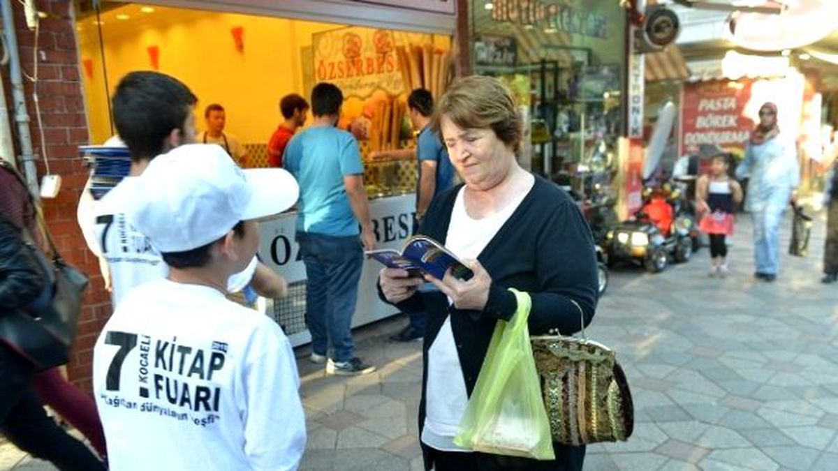 Öğrenciler Vatandaşları Kitap Fuarına Davet Etti