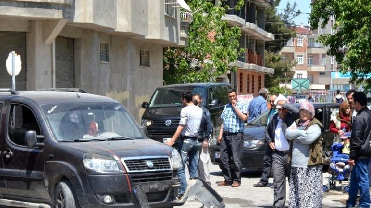 Otomobil ile Kamyonet Çarpıştı: 4 Yaralı