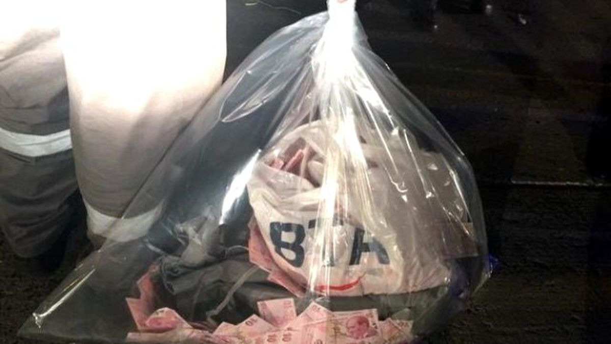 Para Torbası Patladı On Binler Aprona Saçıldı