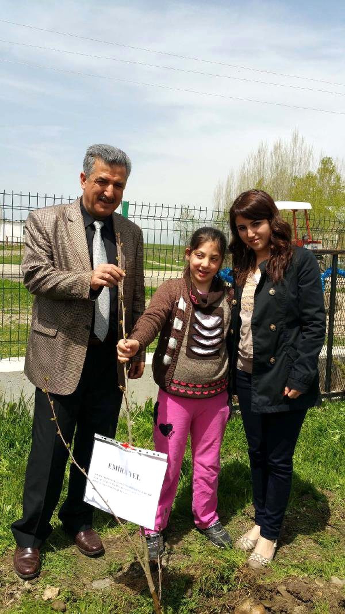 Muş\'ta Rehabilitasyon Merkezi Öğrencileri Okul Bahçesine Fidan Dikti