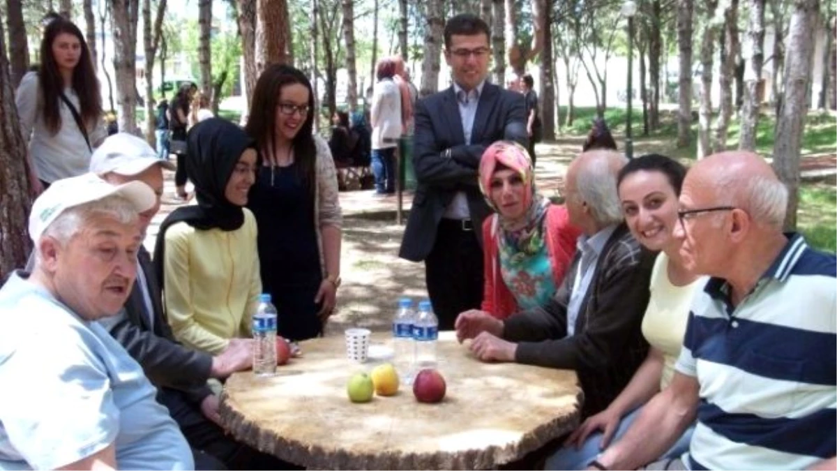 Şaphane Meslek Yüksekokulu Öğrencileri Uşak Huzurevi Sakinlerini Sevindirdi