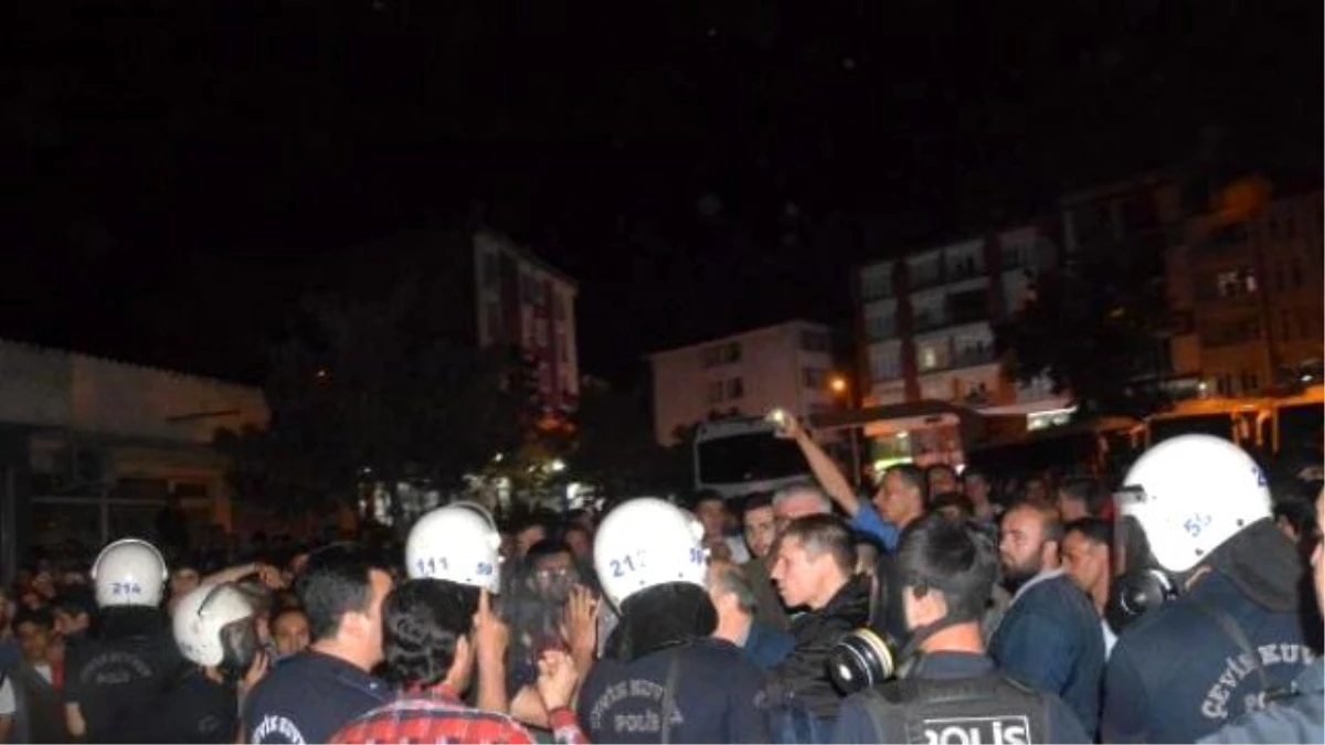 Tekirdağ Saray\'da HDP\'nin Seçim Bürosu Taşlandı