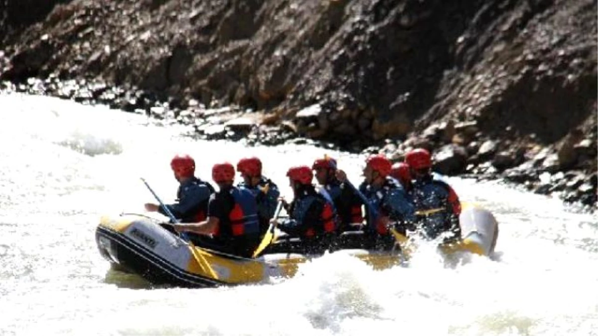 Şemdinli\'de Rafting Heyecanı