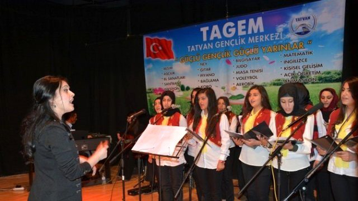 Tatvan\'da Gençlik Merkezi Kursiyerlerinden Gençlik Konseri