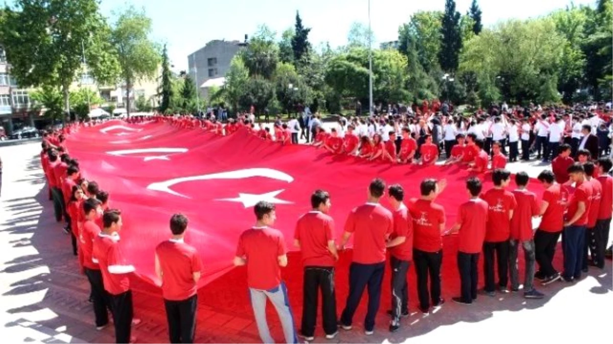 Trabzon\'da 19 Mayıs Atatürk\'ü Anma Gençlik ve Spor Bayramı Etkinlikleri Gençlik Yürüyüşü ile Başladı