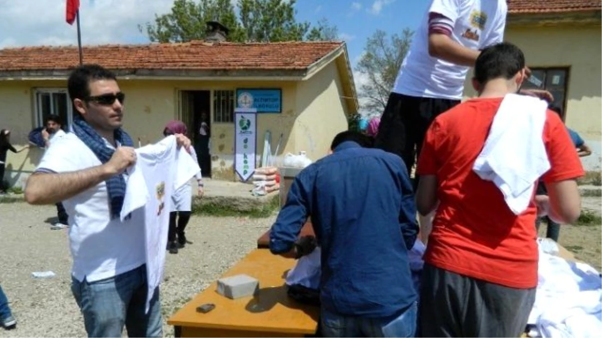 Türkiye\'nin Dört Bir Yanından Gelen Öğrenciler Okulu Boyadılar