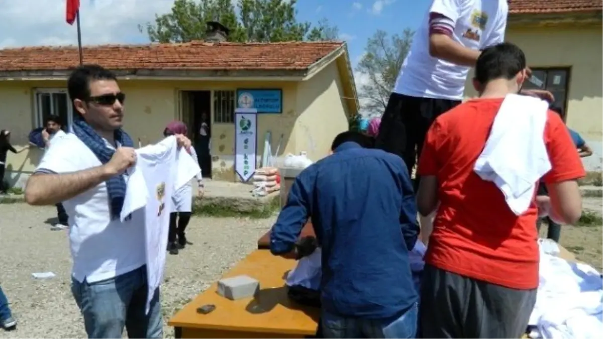 Türkiye'nin Dört Bir Yanından Gelen Öğrenciler Okulu Boyadılar