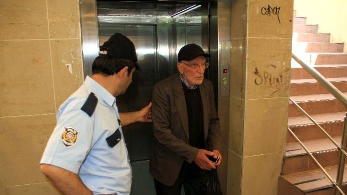 Yaşlı Adam Asansörde Mahsur Kaldı