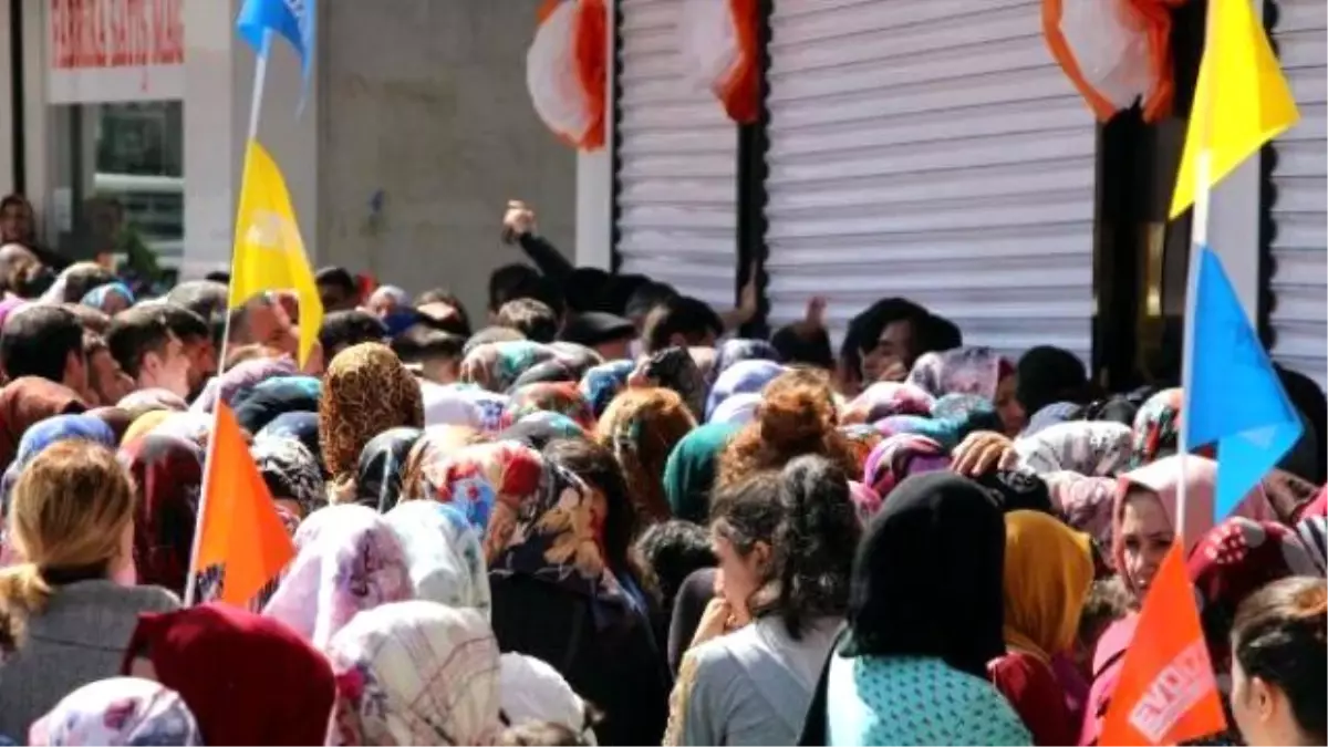 AVM Önünde Açılış Günü İndirim Yoğunluğu