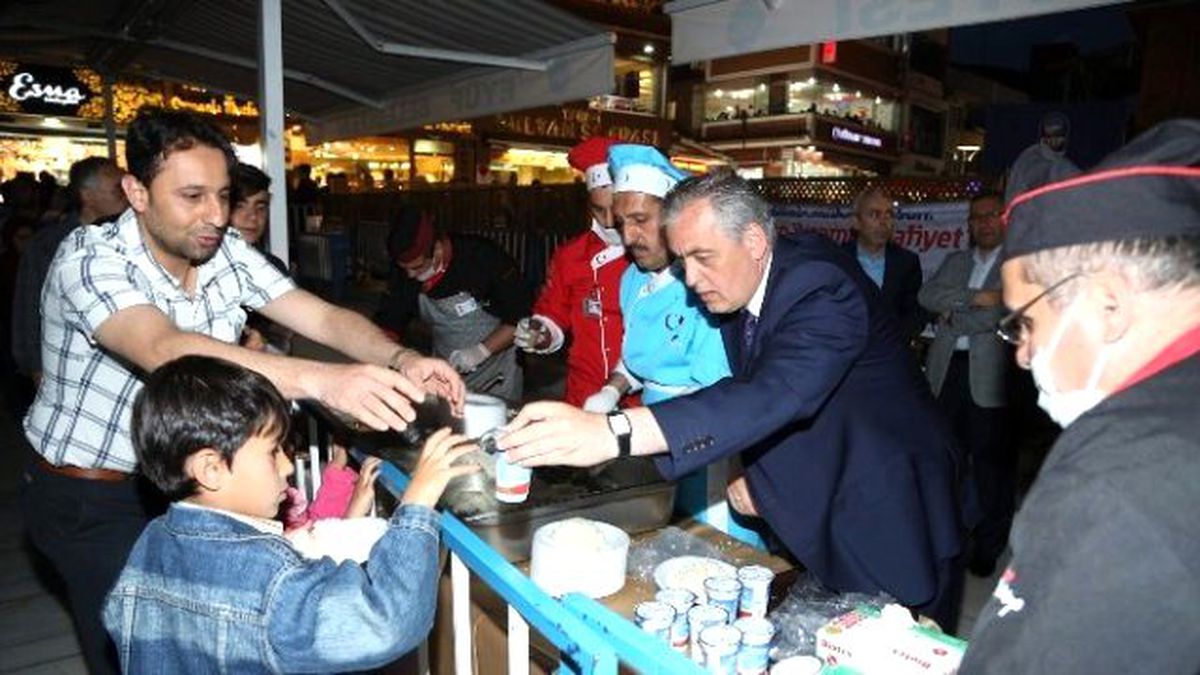 Başkan Aydın Miraç Kandili\'nde Pilav Dağıttı