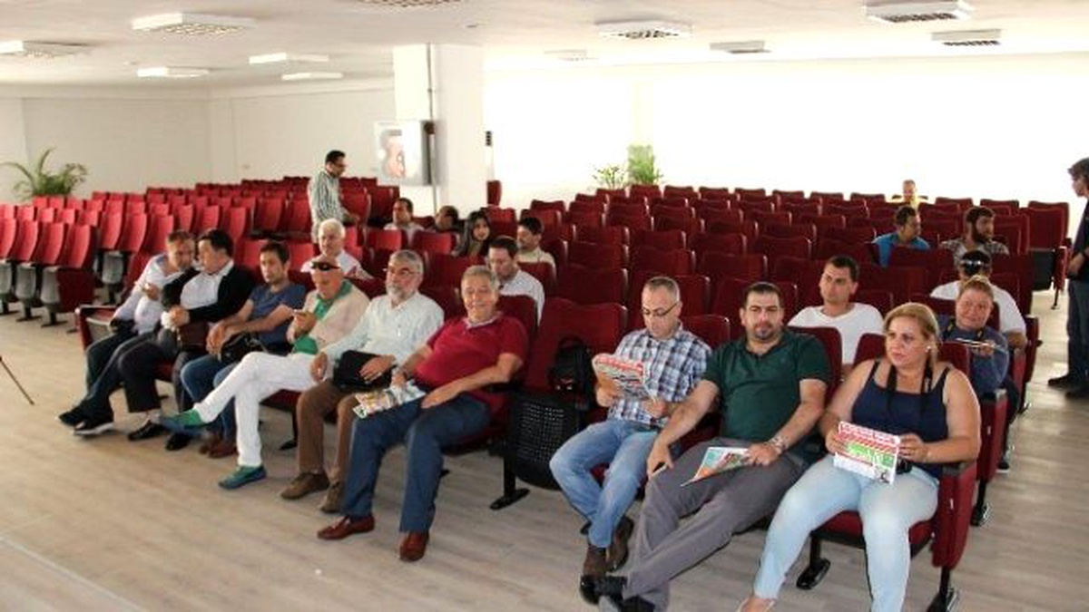 Başkan Gecikince Gazeteciler Toplantıyı Terk Etti