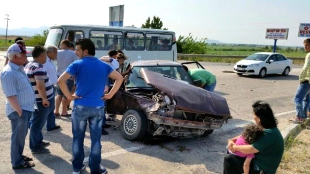 Ceyhan\'da Trafik Kazası: 4\'ü Çocuk 8 Yaralı