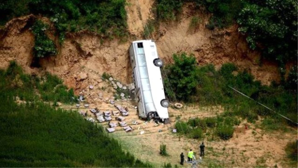 Çin\'de Yolcu Otobüsü Uçuruma Yuvarlandı: 35 Ölü