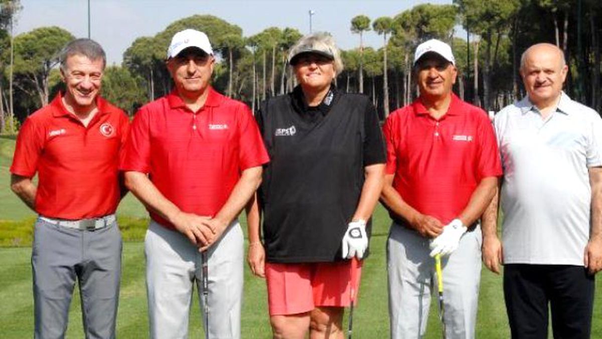 Dışişleri Bakanı Çavuşoğlu Golf Oynadı
