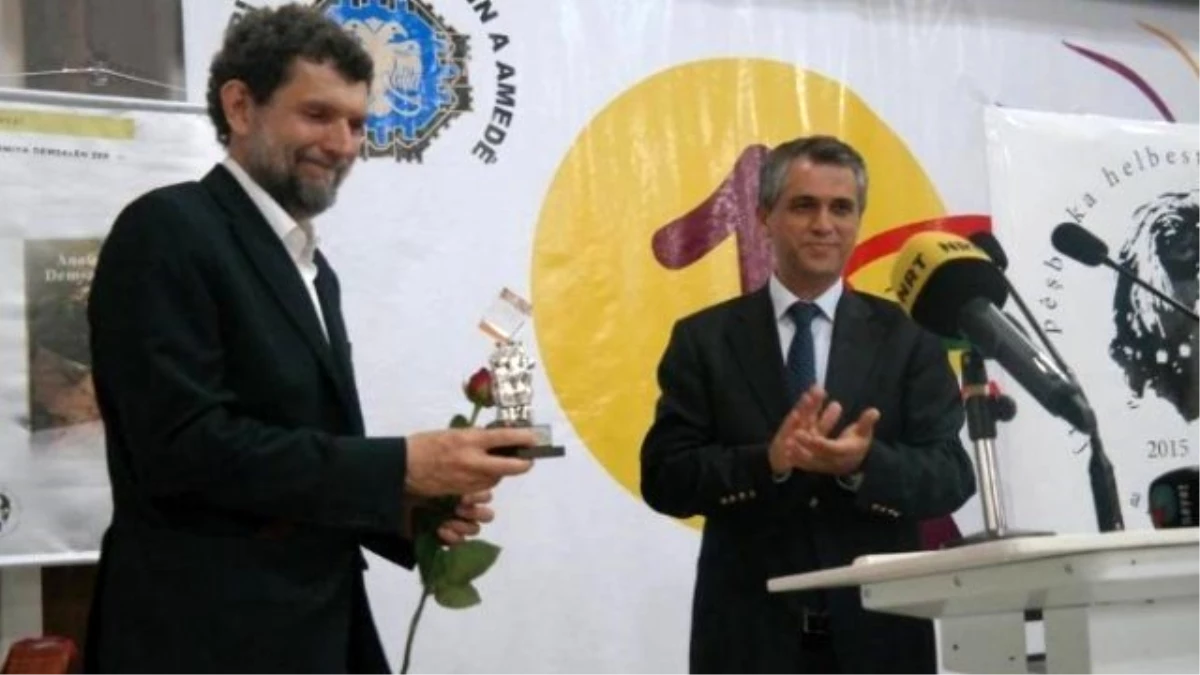 Diyarbakır Kitap Fuarı\'nda Arjen Arin Şiir Yarışması Ödülü Verildi