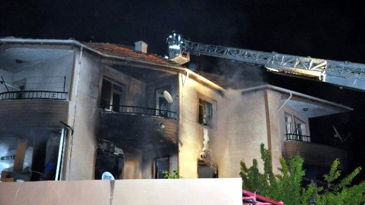 Doğalgazı Açarak İntihar Etmek İstedi Evini Patlattı