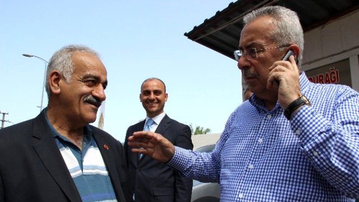 Eski Bakan, Muhtarı Eşine Şikayet Etti