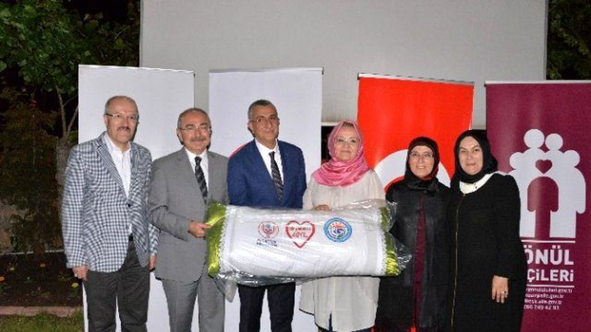 Evlilikte 40 Yılı Geride Bırakanlara Validen Yastık