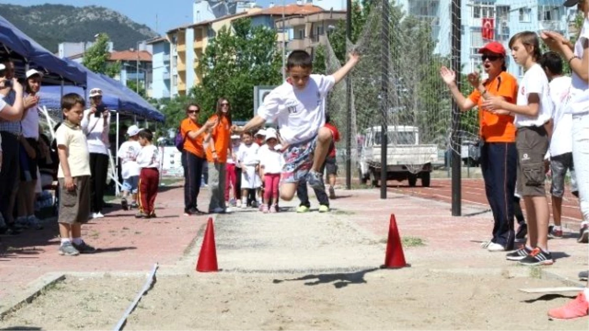 Gaziemir\'de Minikler Atletizm Şenliğinde Ter Döktü