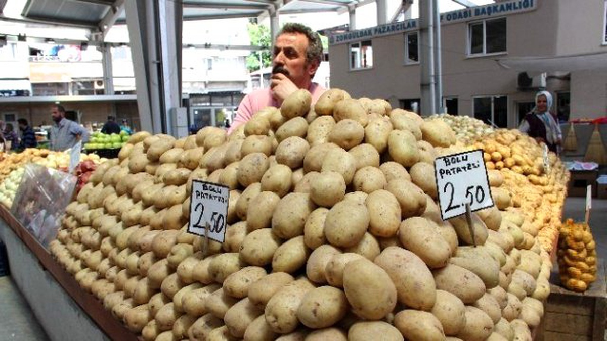 Halk Pazarında Fiyatlar Düştü; Satıcının da Vatandaşın da Yüzü Güldü