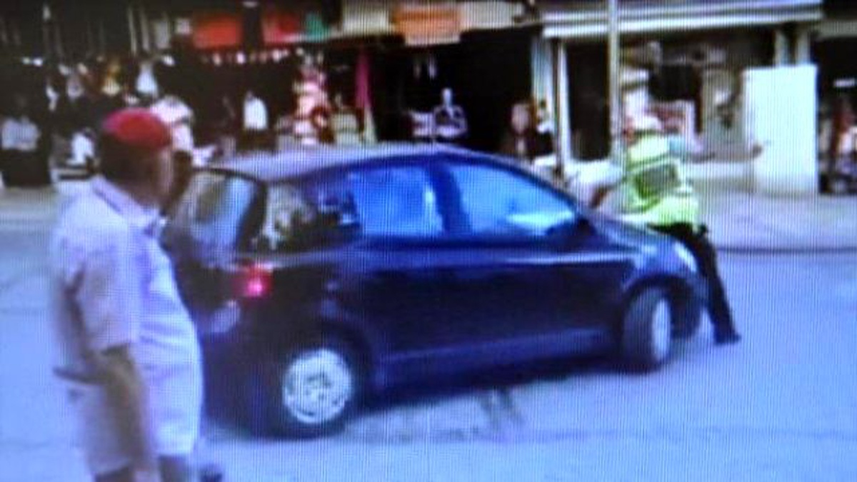 Kadın Sürücü Ceza Kesmek İsteyen Polise Çarpıp, Kaçtı