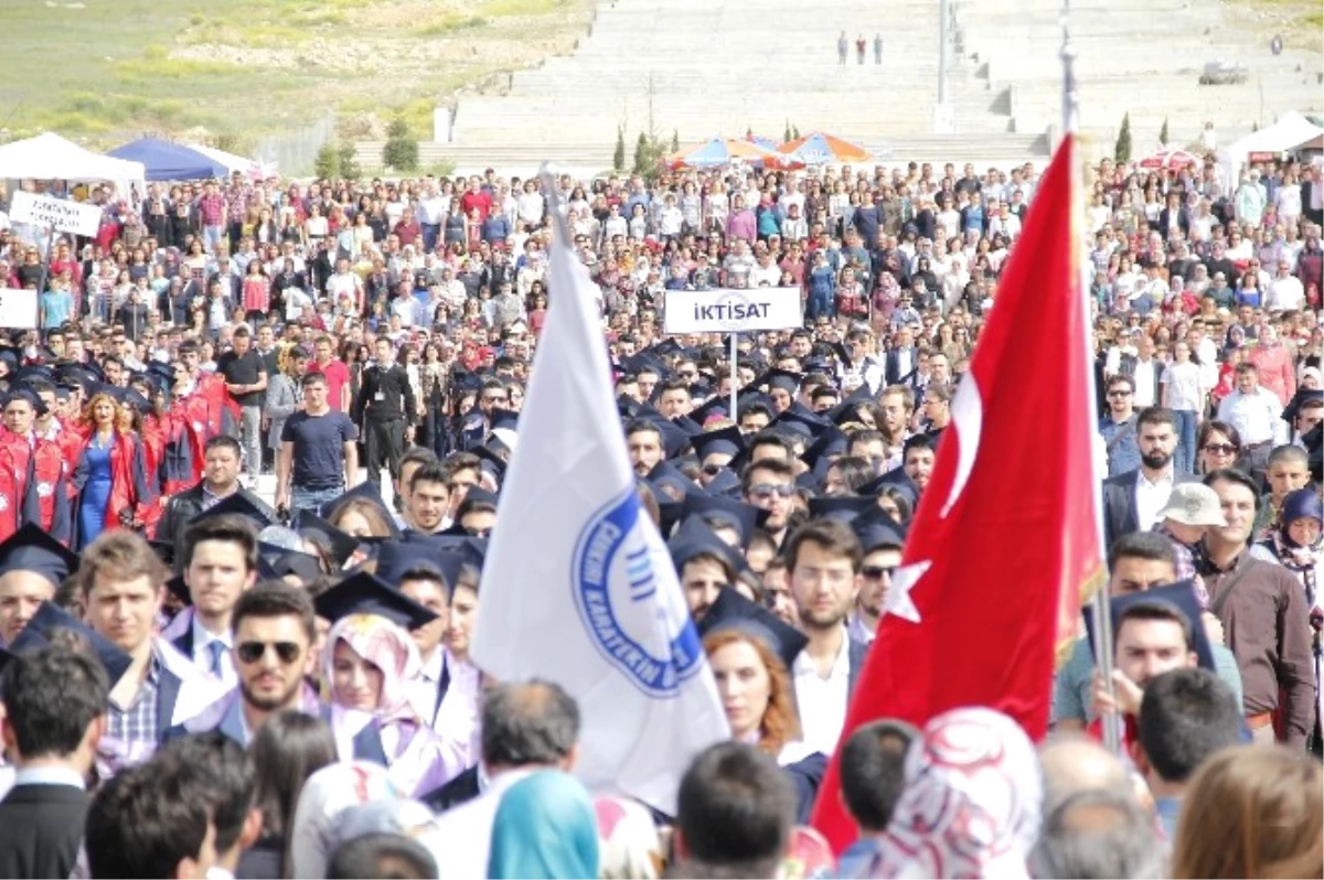 Karatekin Üniversitesi\'nde Mezuniyet Coşkusu