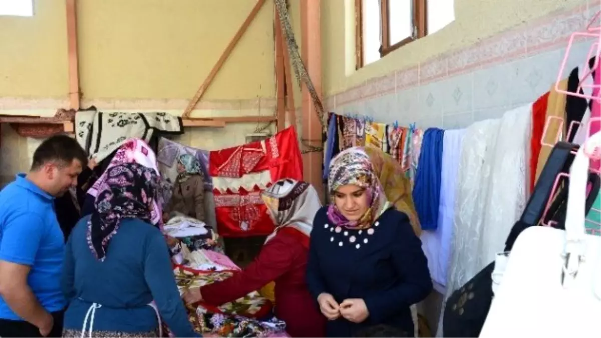 Kırka\'da Öğrenci Yurdu Yararına Kermes