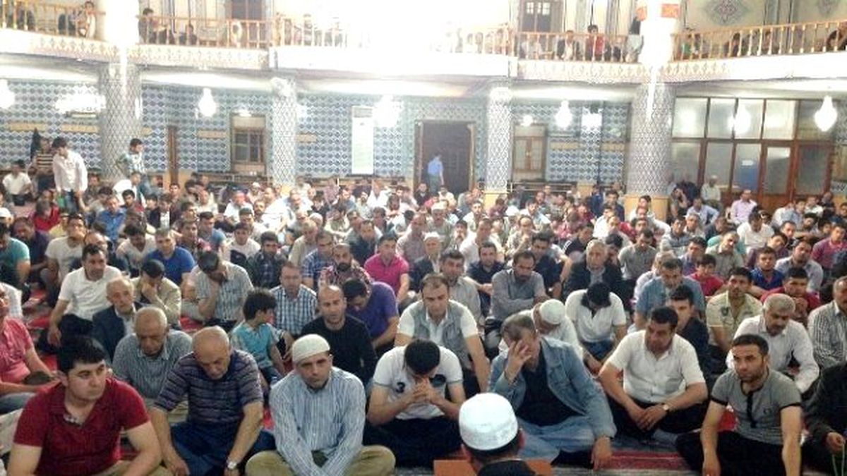 Miraç Kandili\'nde Camiler Doldu