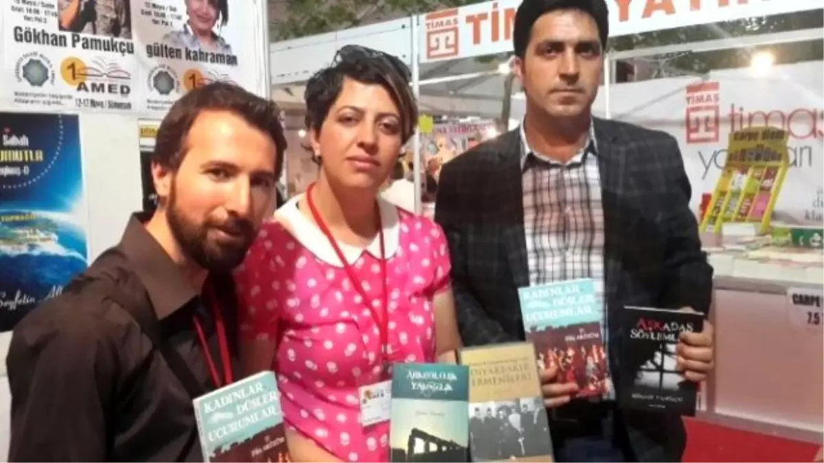 Pedaog Yazar Filiz Aküzüm Diyarbakır Fuarında İmza Günü Düzenledi
