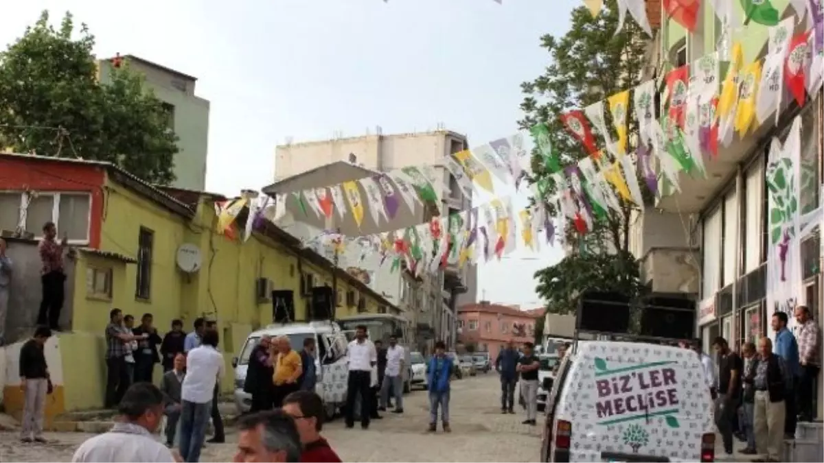 Tekirdağ\'ın Saray İlçesinde Vatandaşlar ve Hdp\'liler Arasında Gerginlik Yaşandı