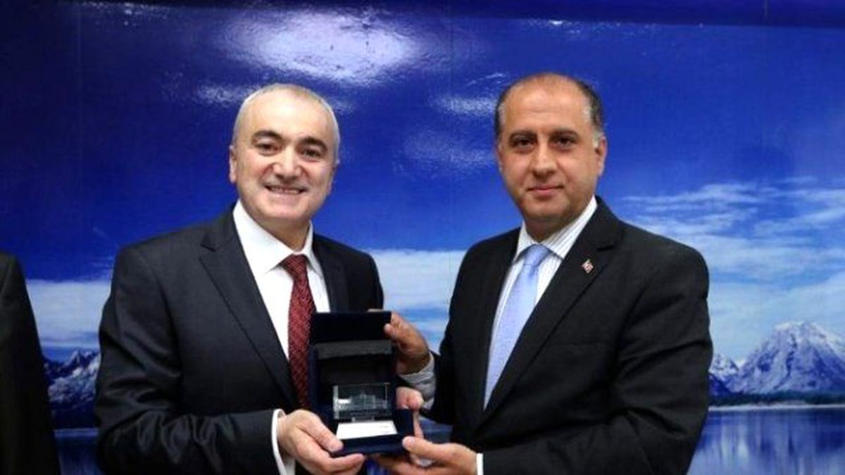 Vali Çomaktekin\'den Orman İşletme Müdürü Kotil\'e Başarı Belgesi