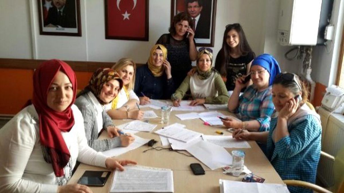 Ak Kadınlar Seçmenin Evine Misafir Oluyor