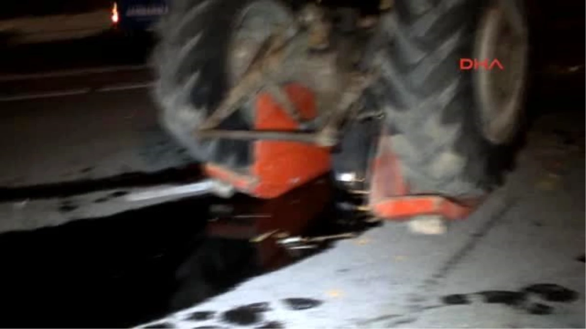 Akyazı\'da Ters Yöne Giren Traktör Otomobille Çarpıştı: Aynı Aileden 3 Ölü, 3 Yaralı