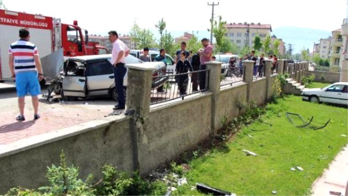 Bahçe Duvarına Çarpan Otomobilin Sürücüsü Yaralandı