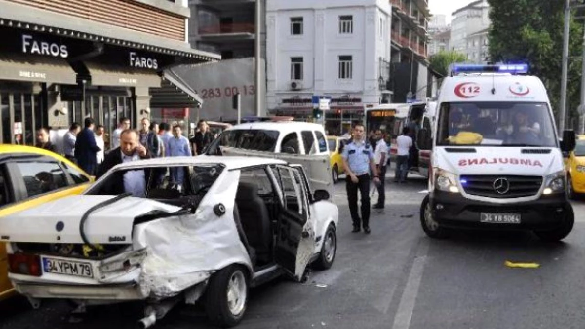 Beyoğlu\'nda Kaza: 3 Yaralı