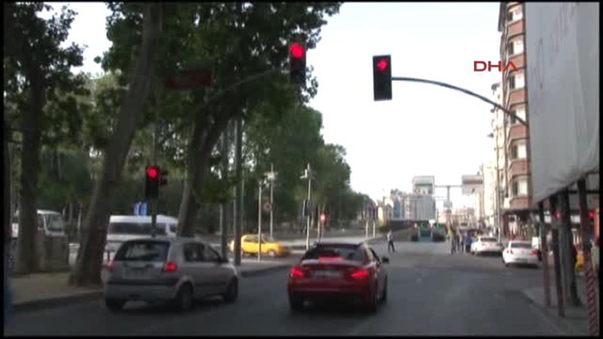 Beyoğlu\'da Feci Kaza: 3 Yaralı Yola Savruldu