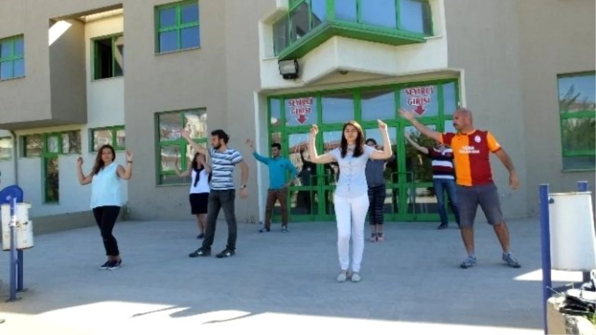 Burhaniye\'de Üniversiteliler Halk Dansları Topluluğu Kuruldu