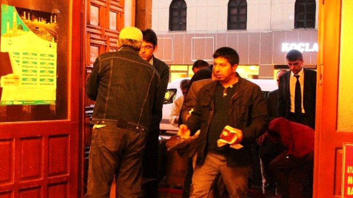 Büyükşehir Belediyesi Kandil Simidi Dağıttı